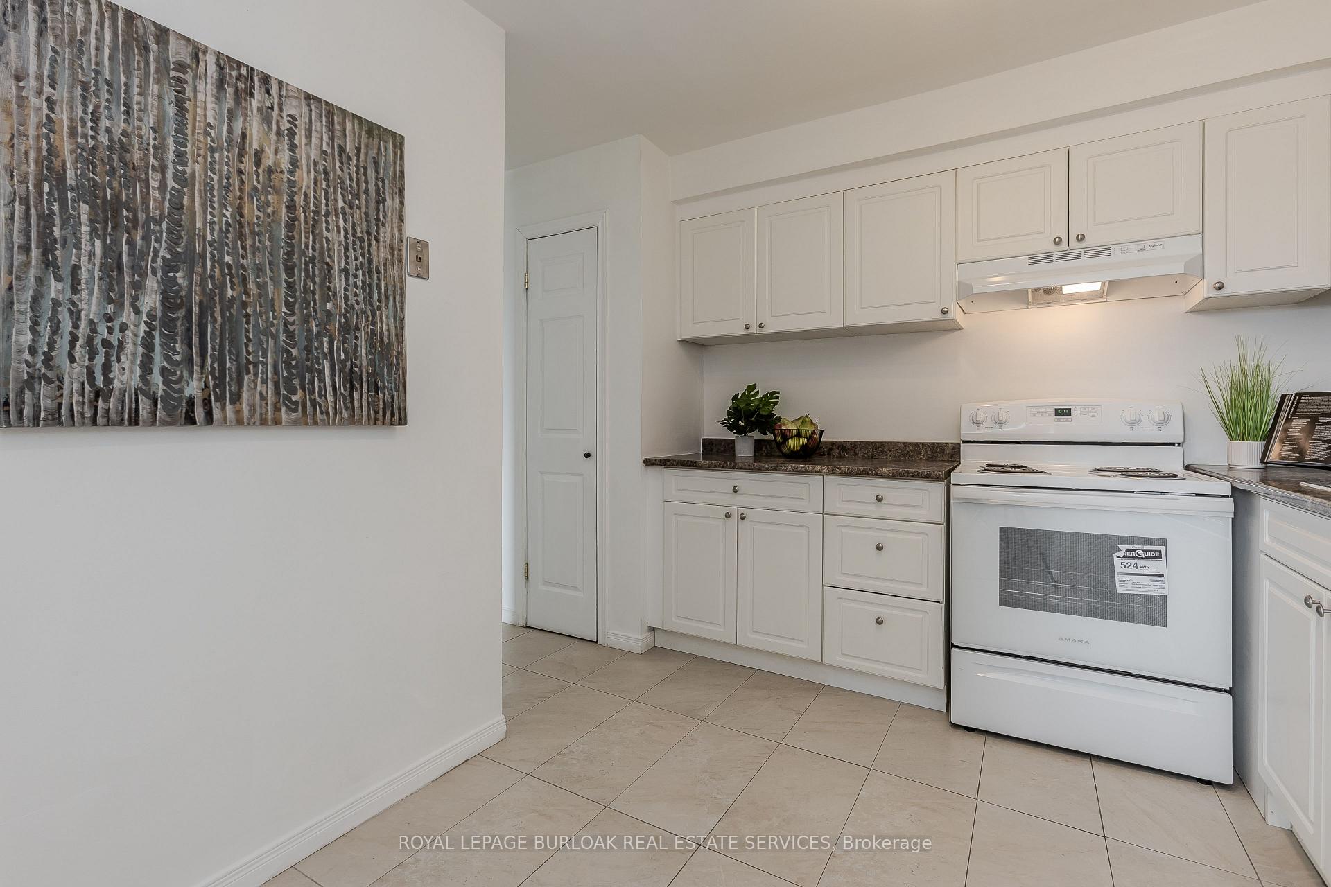 4 Bedrooms Condo at 25 Redbury, Hamilton For sale