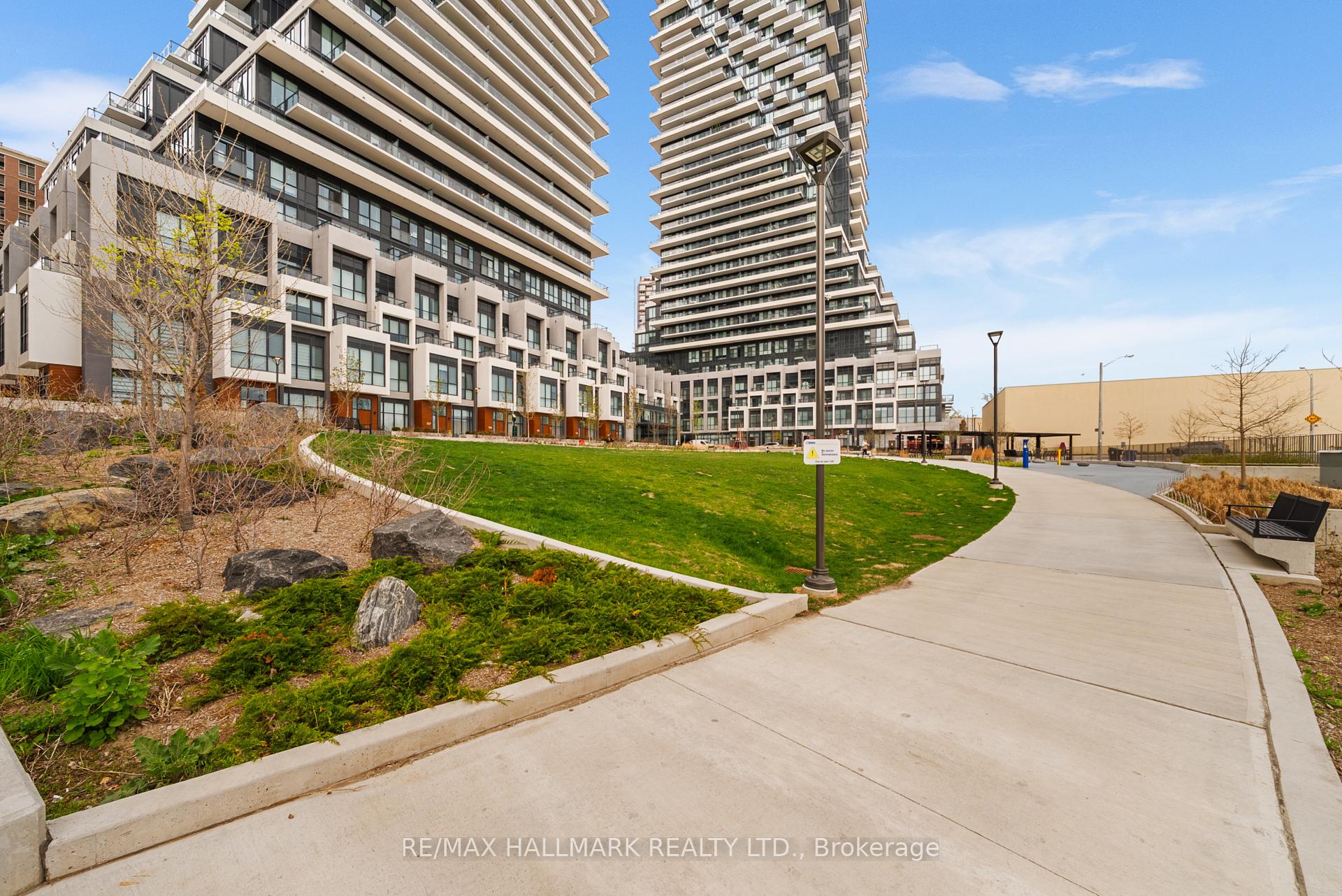 3 Bedrooms Condo at 10 Inn On The Park, Toronto For sale
