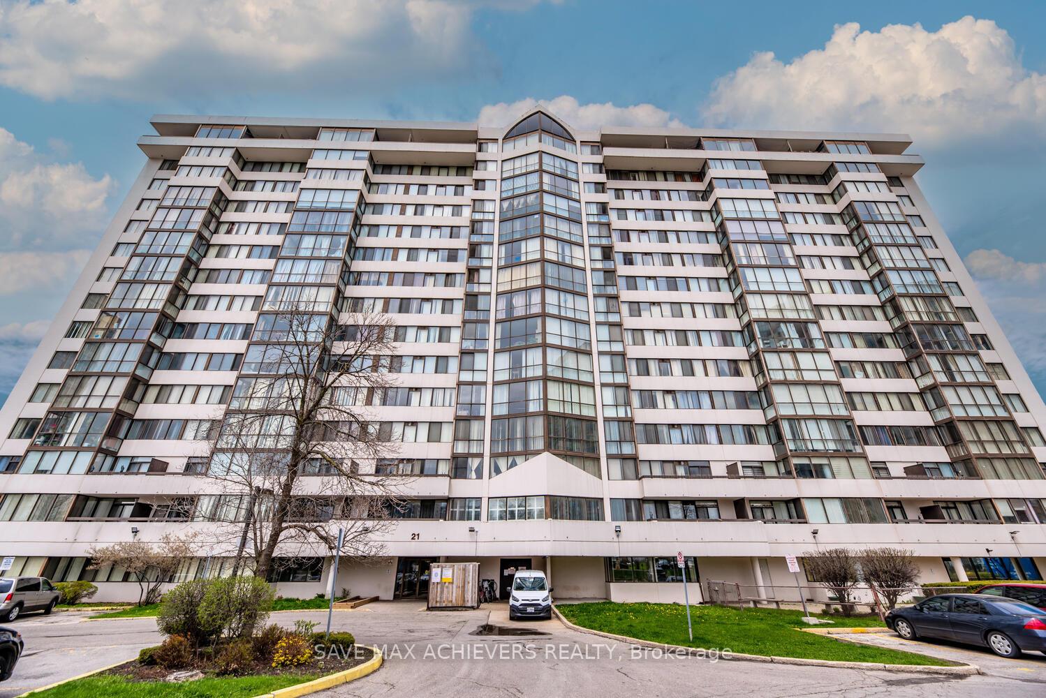 3 Bedrooms Condo at 21 Markbrook, Toronto For sale
