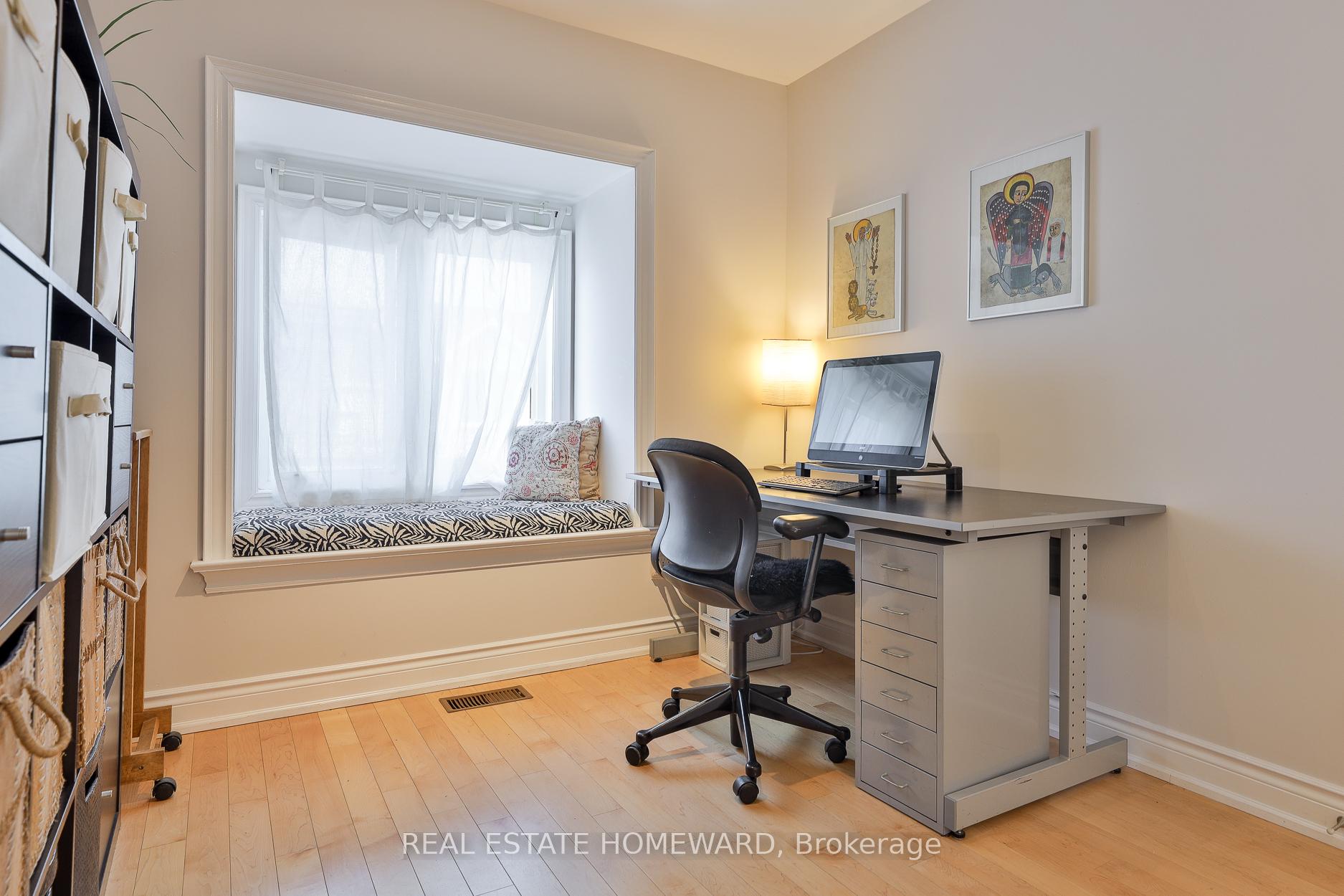 3 Bedrooms Condo at 36 Rusholme Park, Toronto For sale