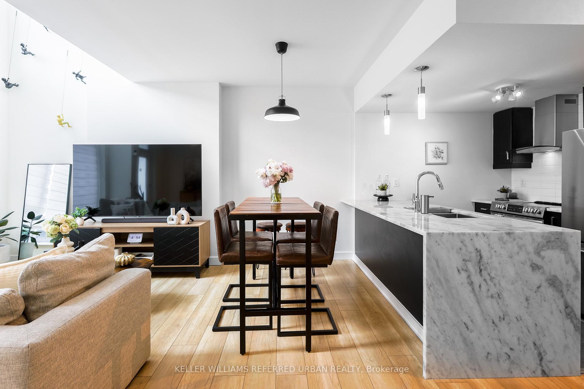 2 Bedrooms Condo at 19 Town Centre, Toronto For sale