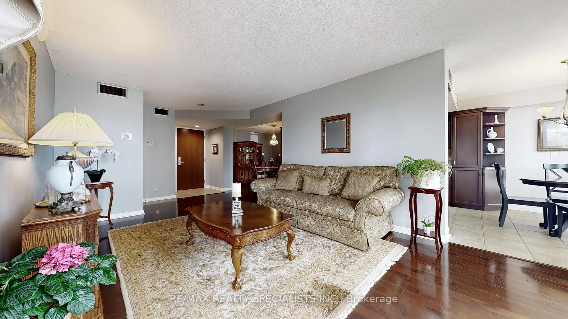 2 Bedrooms Condo at 45 Kingsbridge Garden, Mississauga For sale