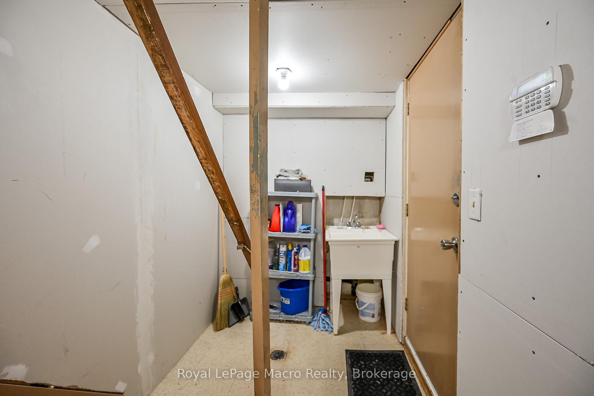 3 Bedrooms Condo at 10 Angus, Hamilton For sale