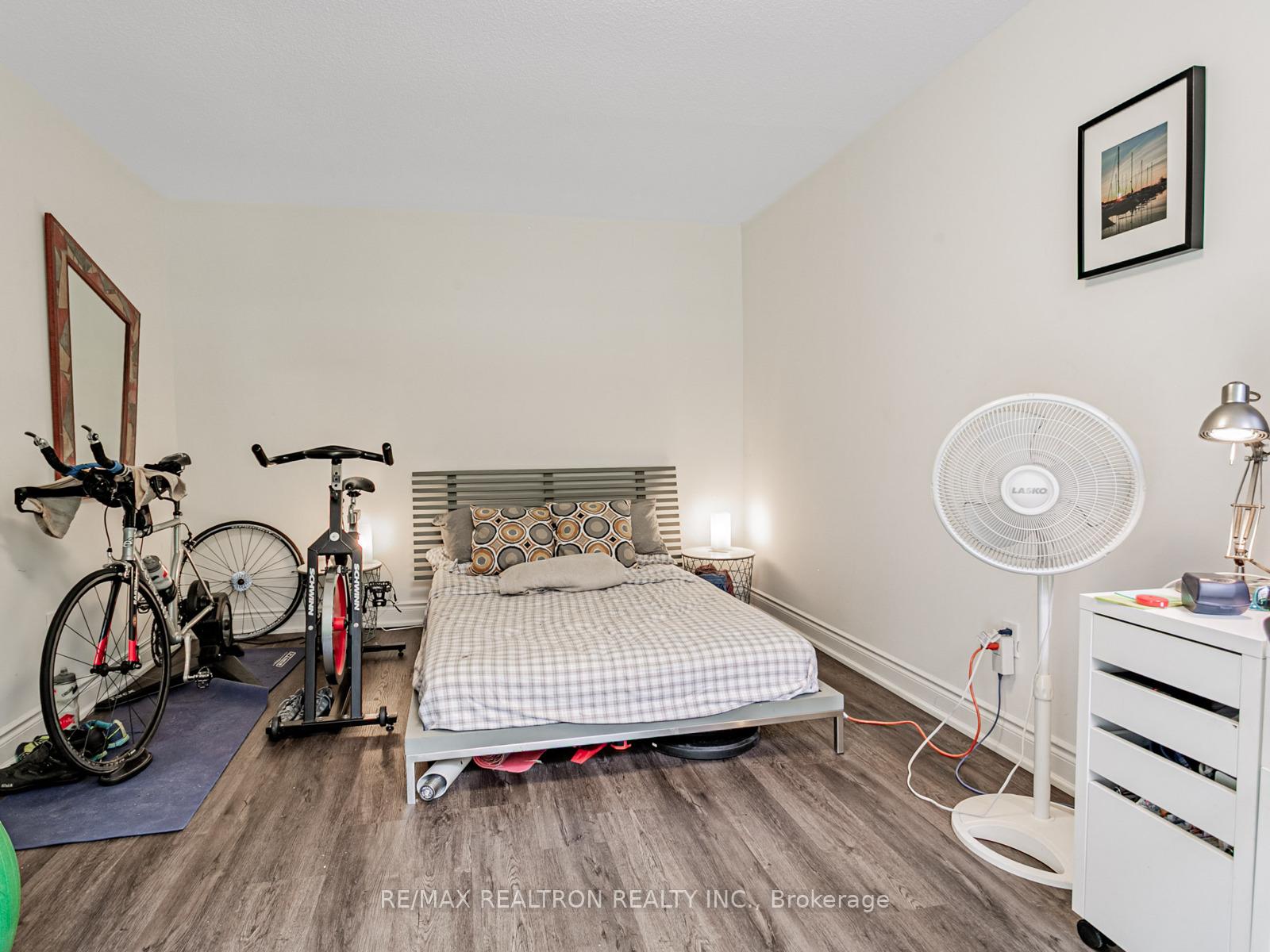 2 Bedrooms Condo at 22 Shallmar, Toronto For sale