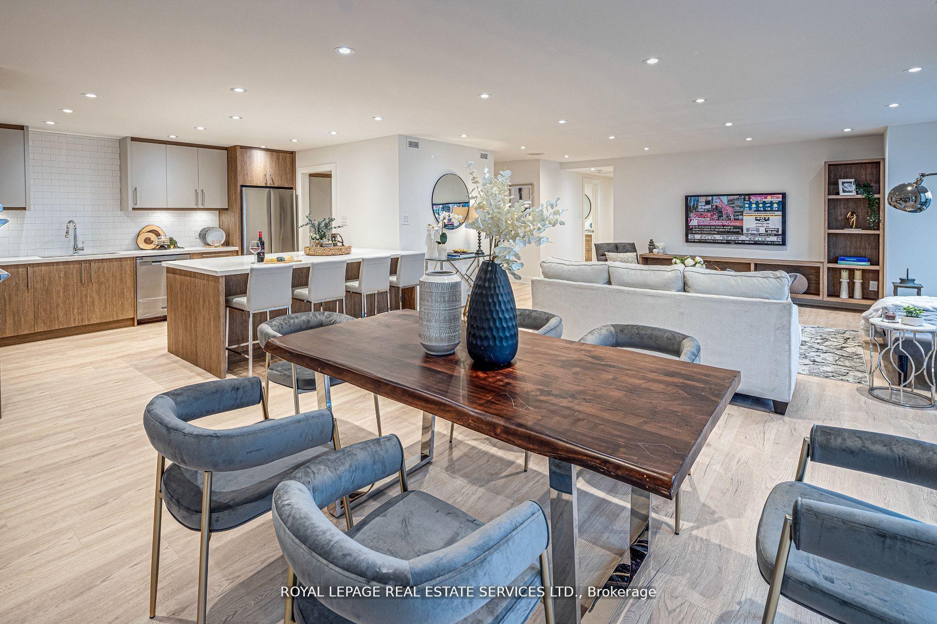 2 Bedrooms Condo at 175 Cumberland, Toronto For sale