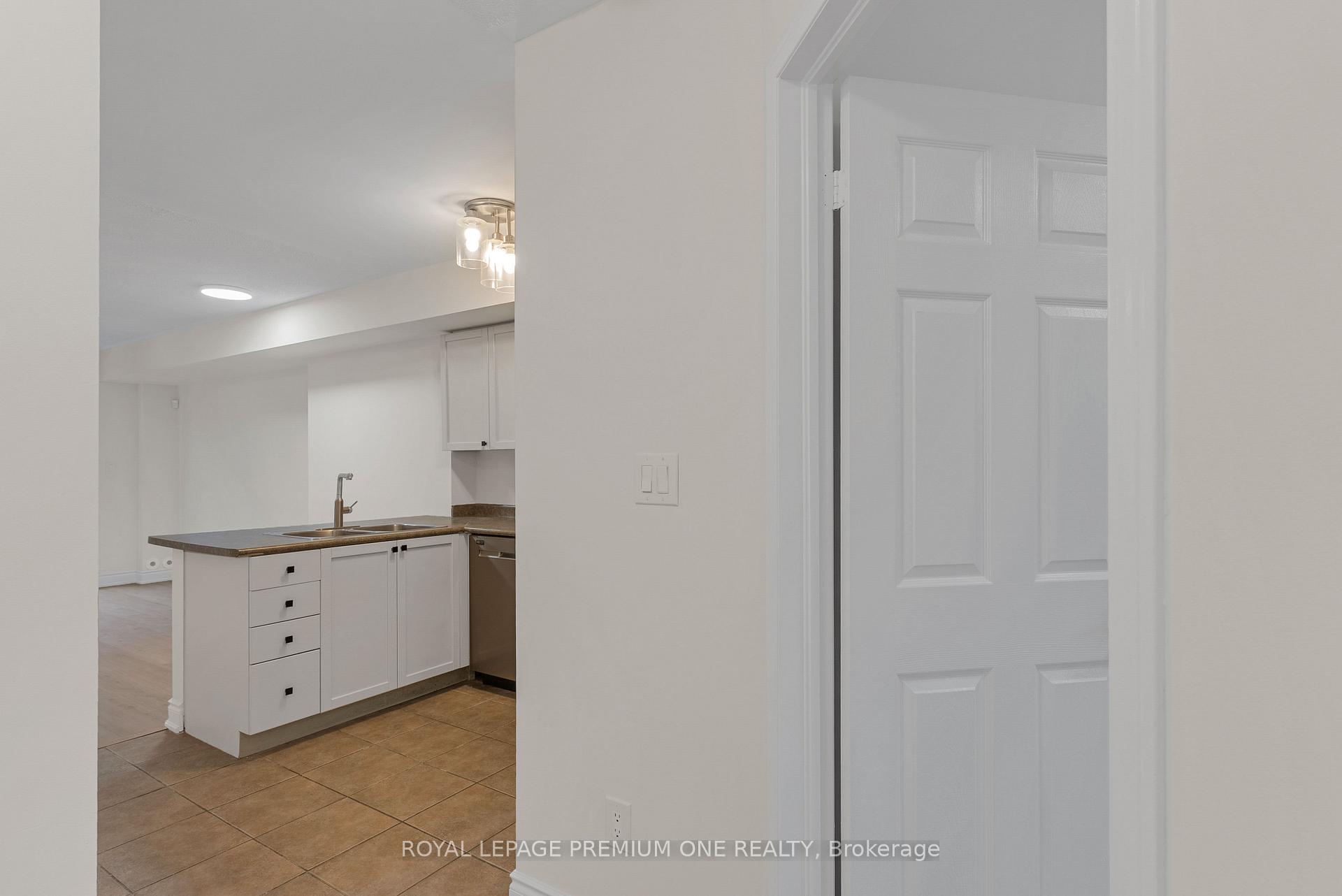 3 Bedrooms Condo at 65 Turntable, Toronto For sale