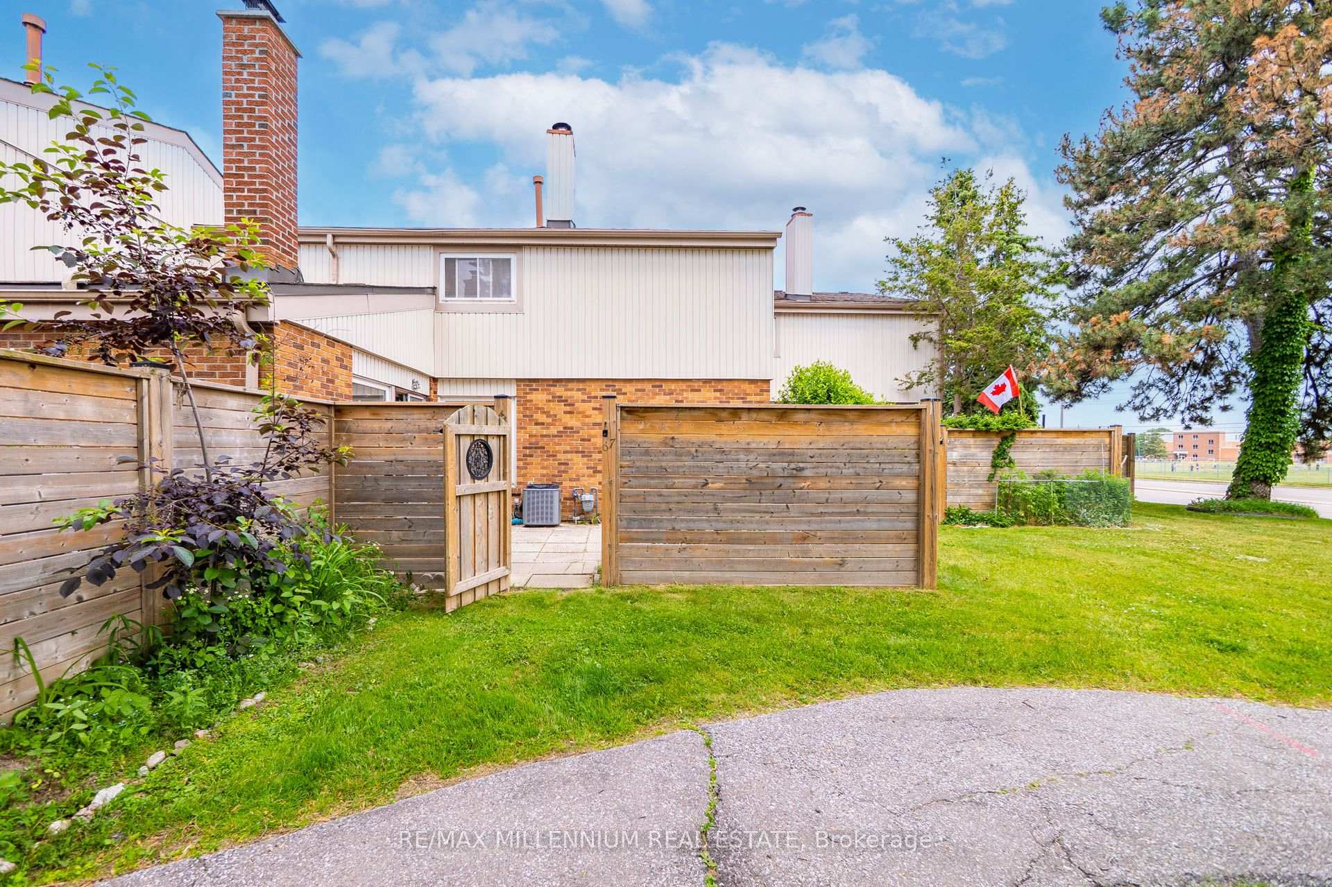 4 Bedrooms Condo at 3339 Council Ring, Mississauga For sale