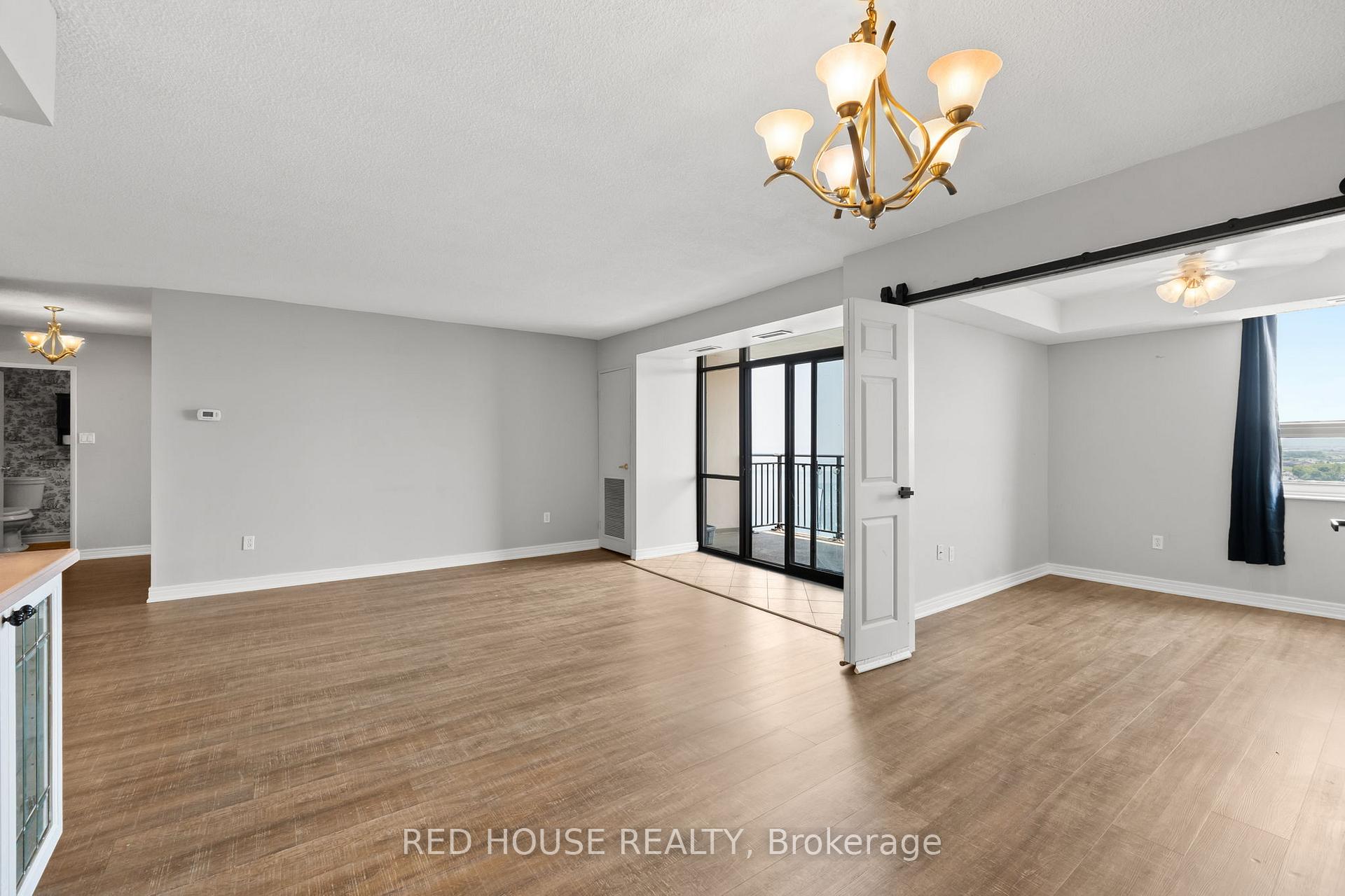 3 Bedrooms Condo at 500 Green, Hamilton For sale