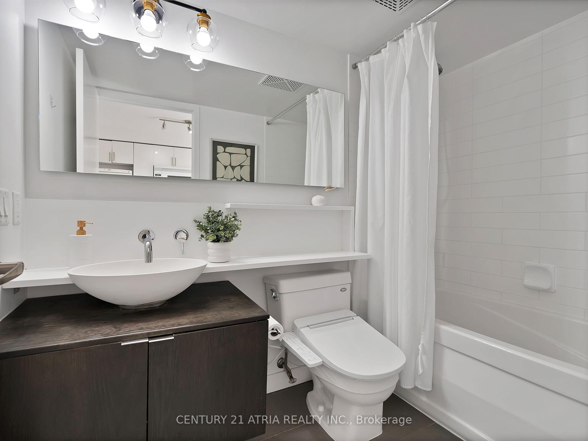 1 Bedroom Condo at 15 Fort York, Toronto For sale