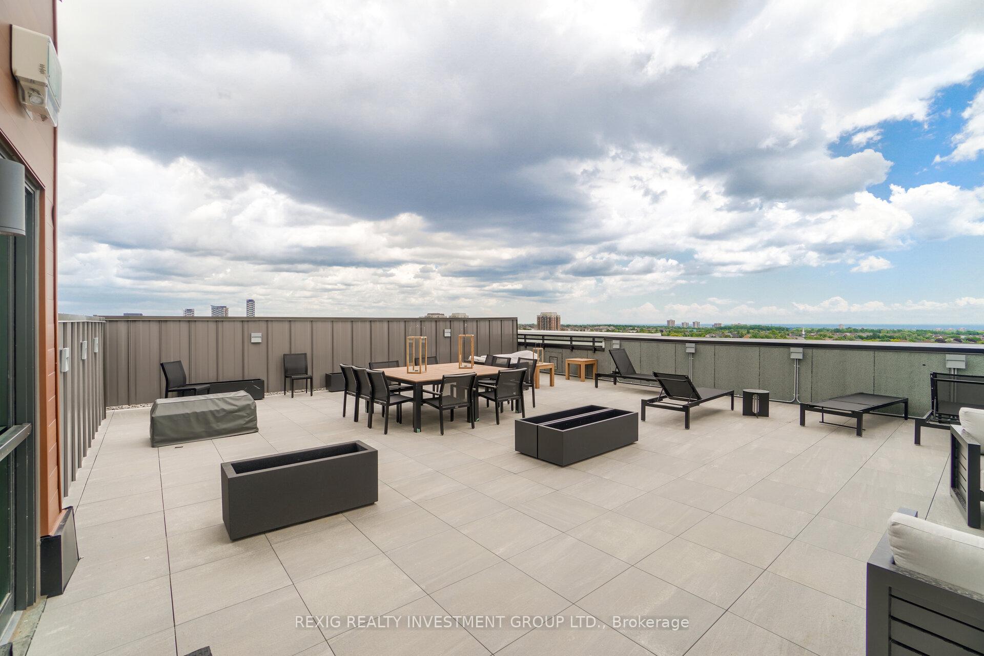 2 Bedrooms Condo at 95 DUNDAS, Oakville For sale