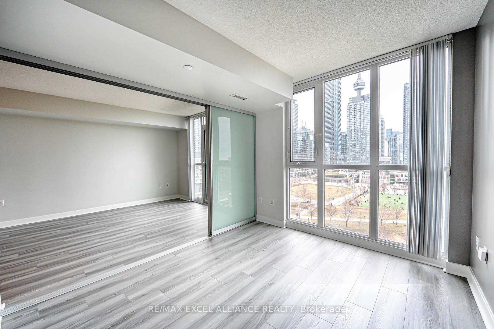 2 Bedrooms Condo at 75 Queens Wharf,  Toronto For sale
