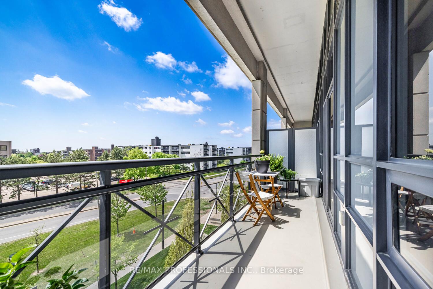 2 Bedrooms Condo at 6 Eva, Toronto For sale