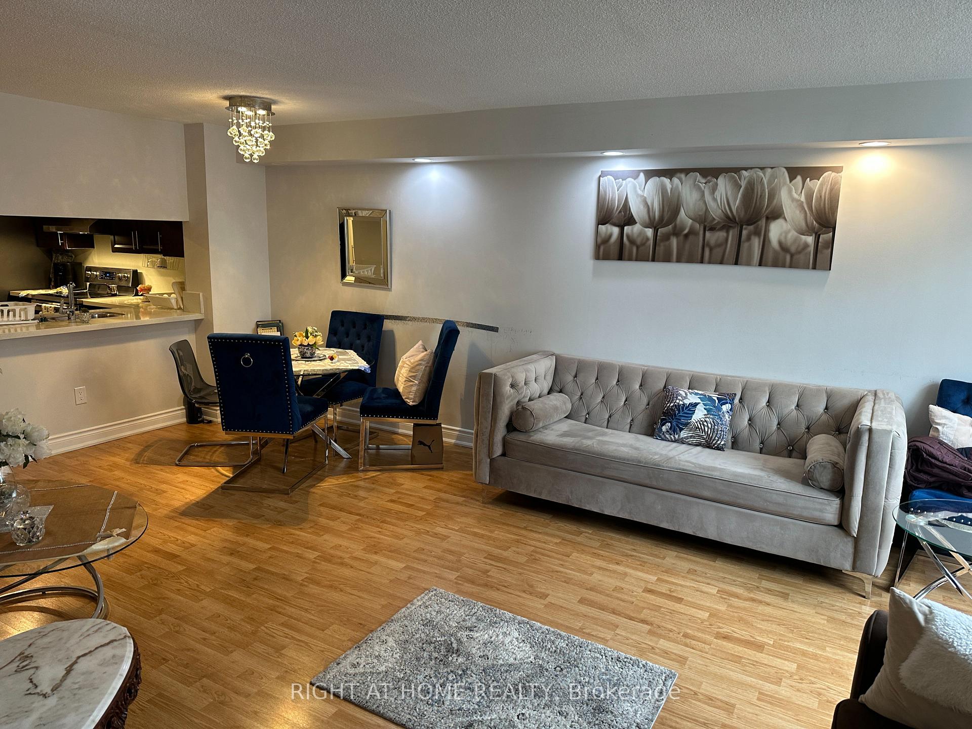 3 Bedrooms Condo at 300 Webb,  Mississauga For sale