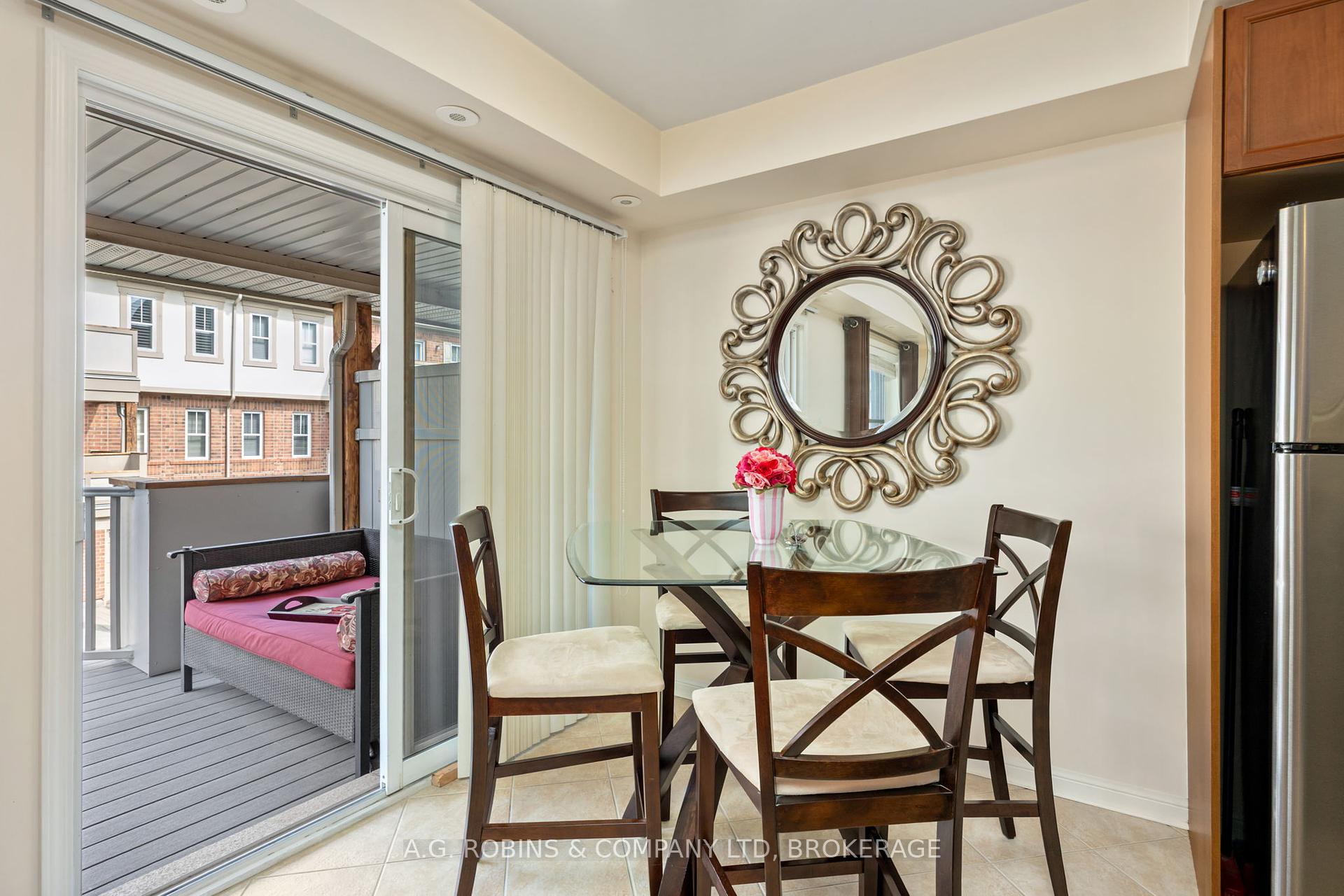 3 Bedrooms Condo at 595 Dundas, Mississauga For sale