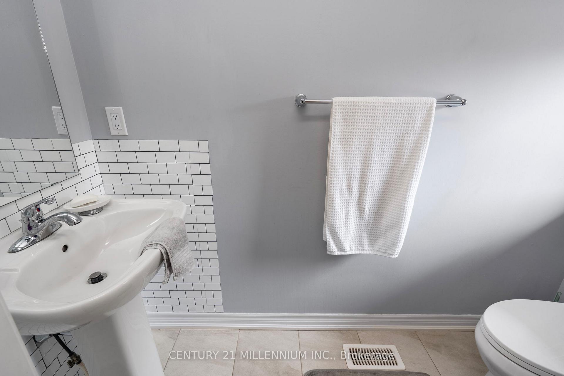 3 Bedrooms Condo at 19 Arietta, Hamilton For sale