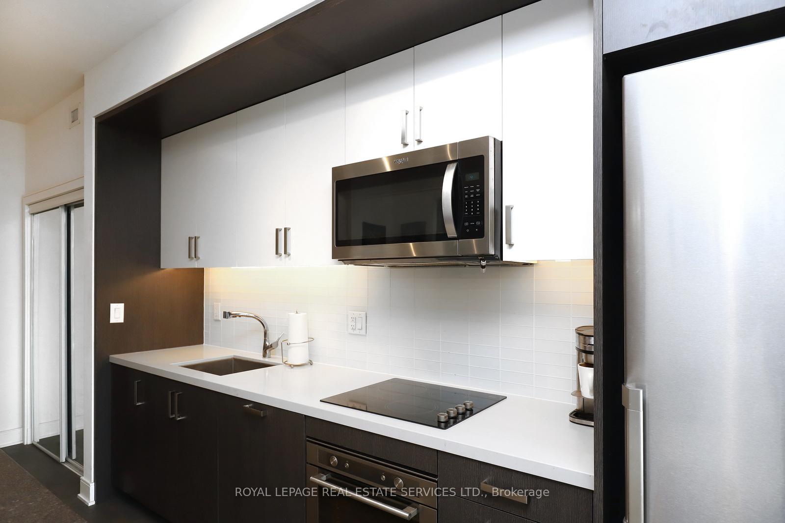 2 Bedrooms Condo at 1575 Lakeshore, Mississauga For sale