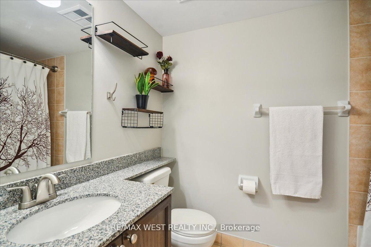 2 Bedrooms Condo at 5 Michael Power, Toronto For sale