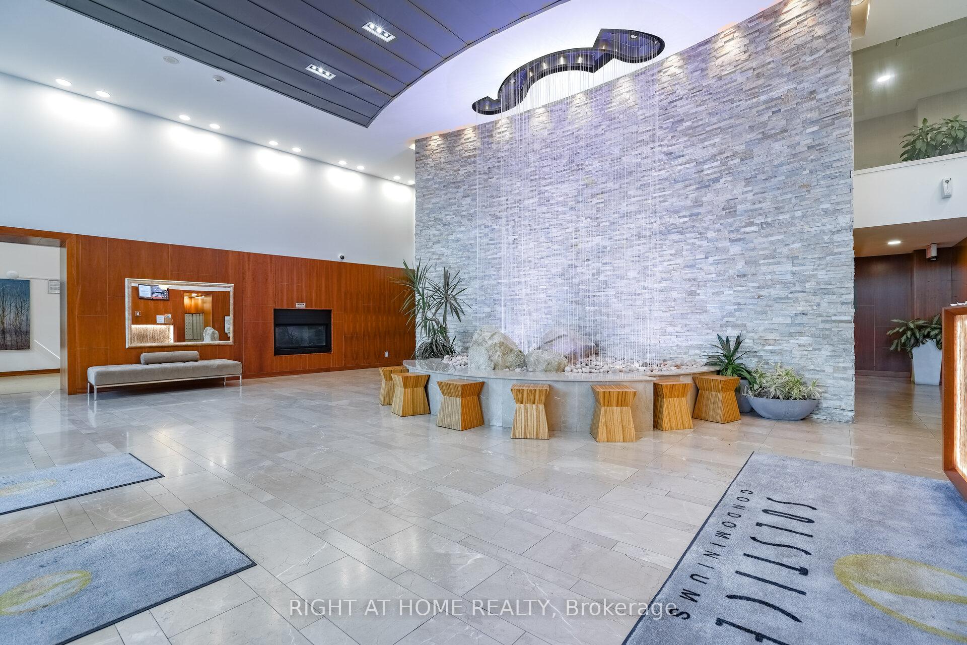 2 Bedrooms Condo at 225 Webb, Mississauga For sale