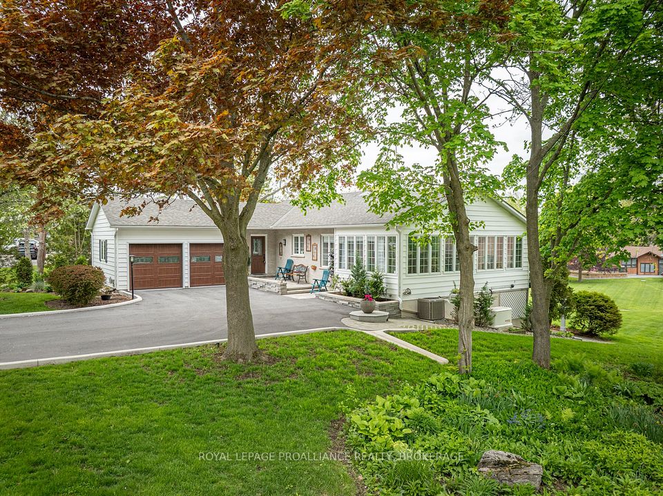 1682 South Boulevard, Kingston, ON K7L 4V1