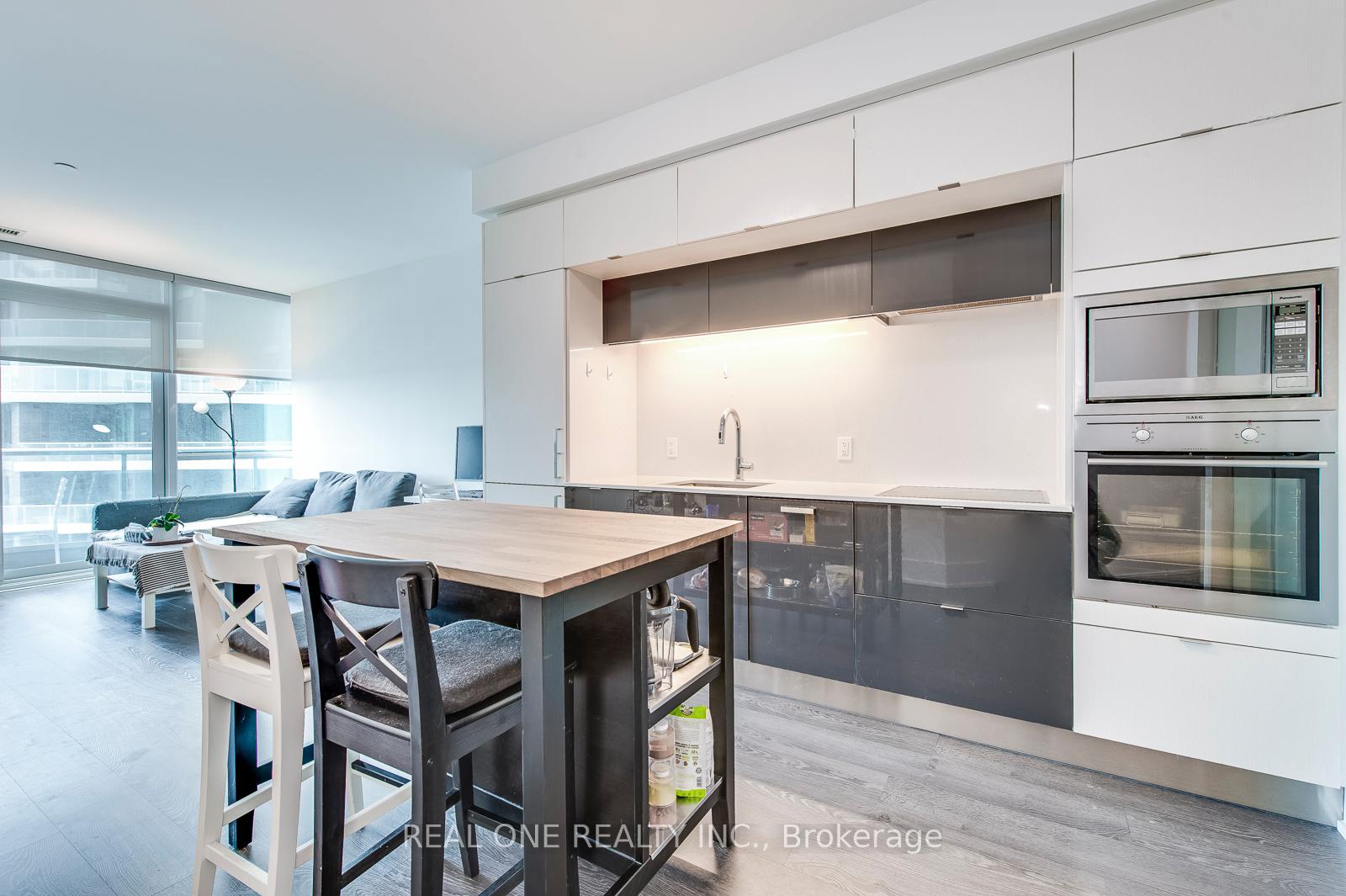 2 Bedrooms Condo at 1 Edgewater, Toronto For sale