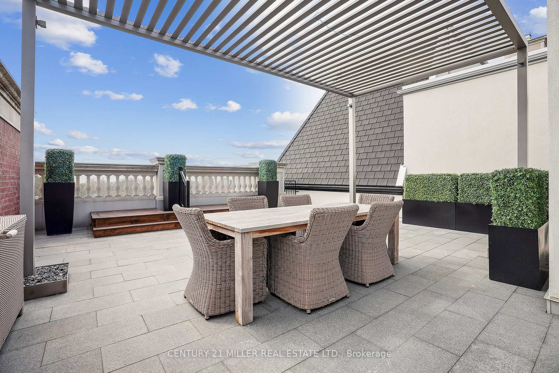 2 Bedrooms Condo at 300 Randall, Oakville For sale