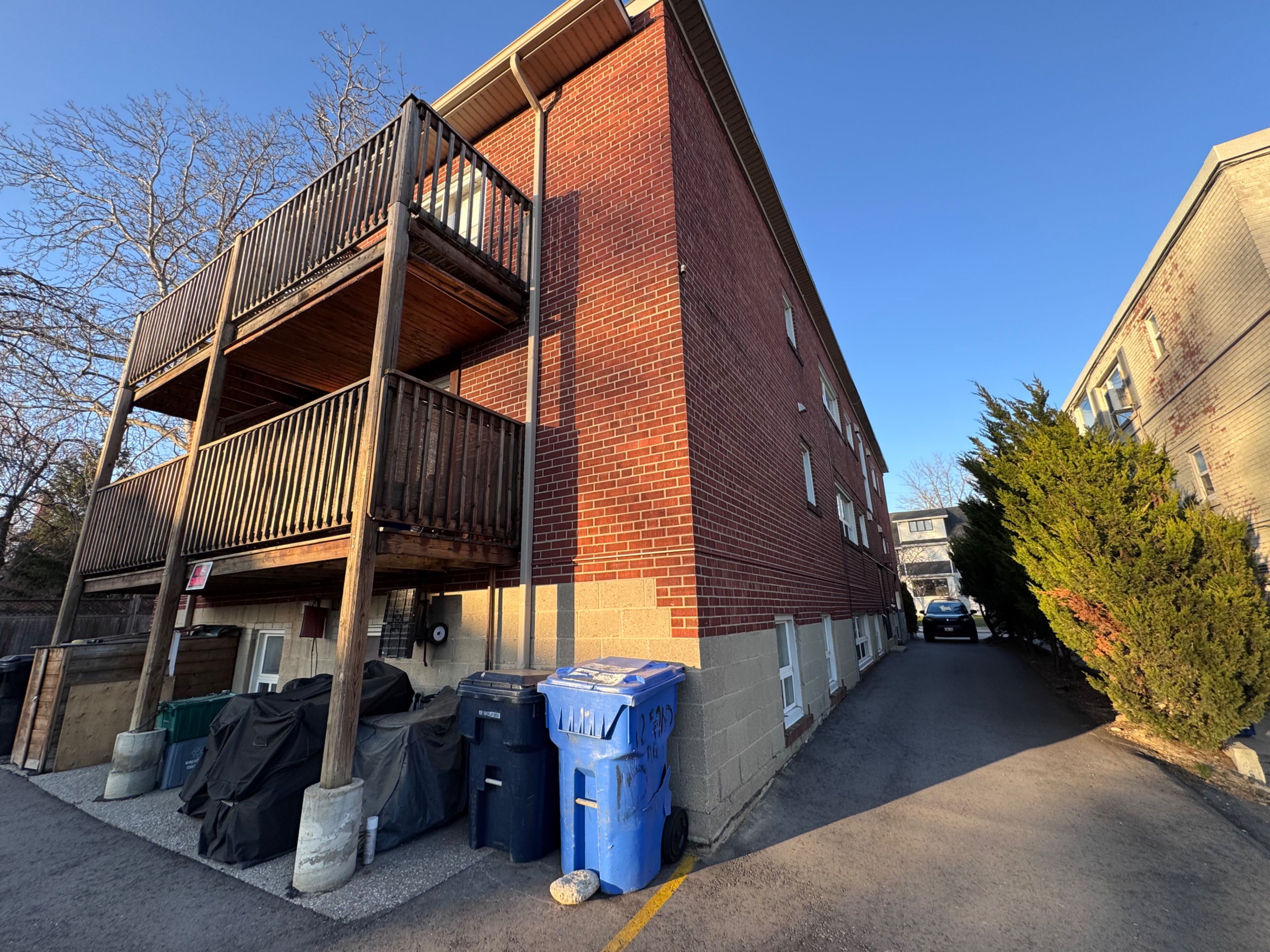12 Sand Beach Road W 6
