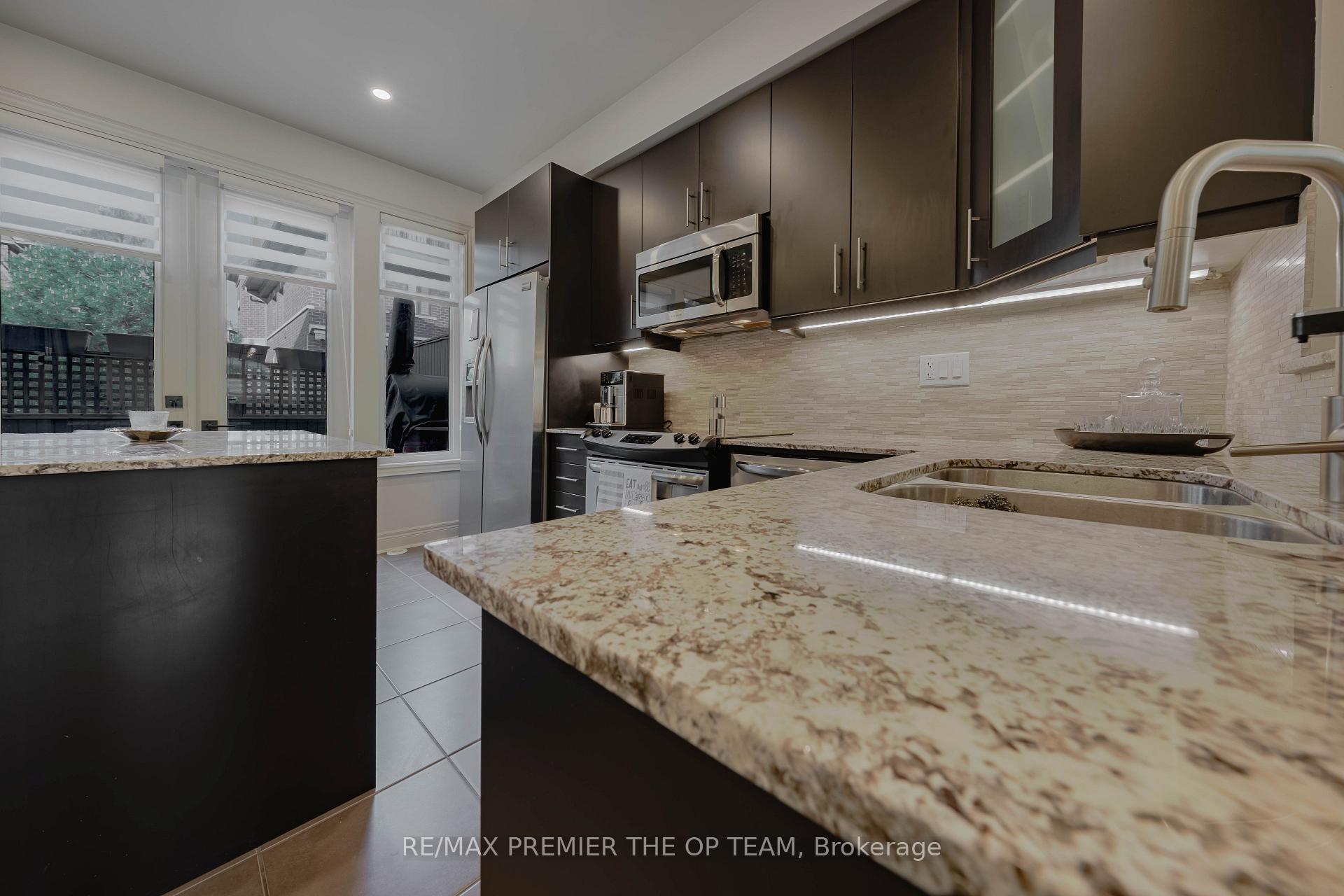 3 Bedrooms Condo at 8347 Kipling, Vaughan For sale