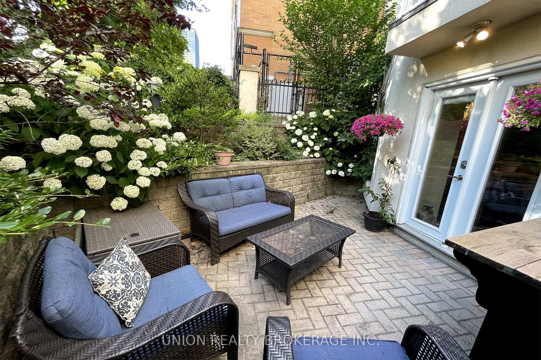 1 Bedroom Condo at 539 Jarvis,  Toronto For sale