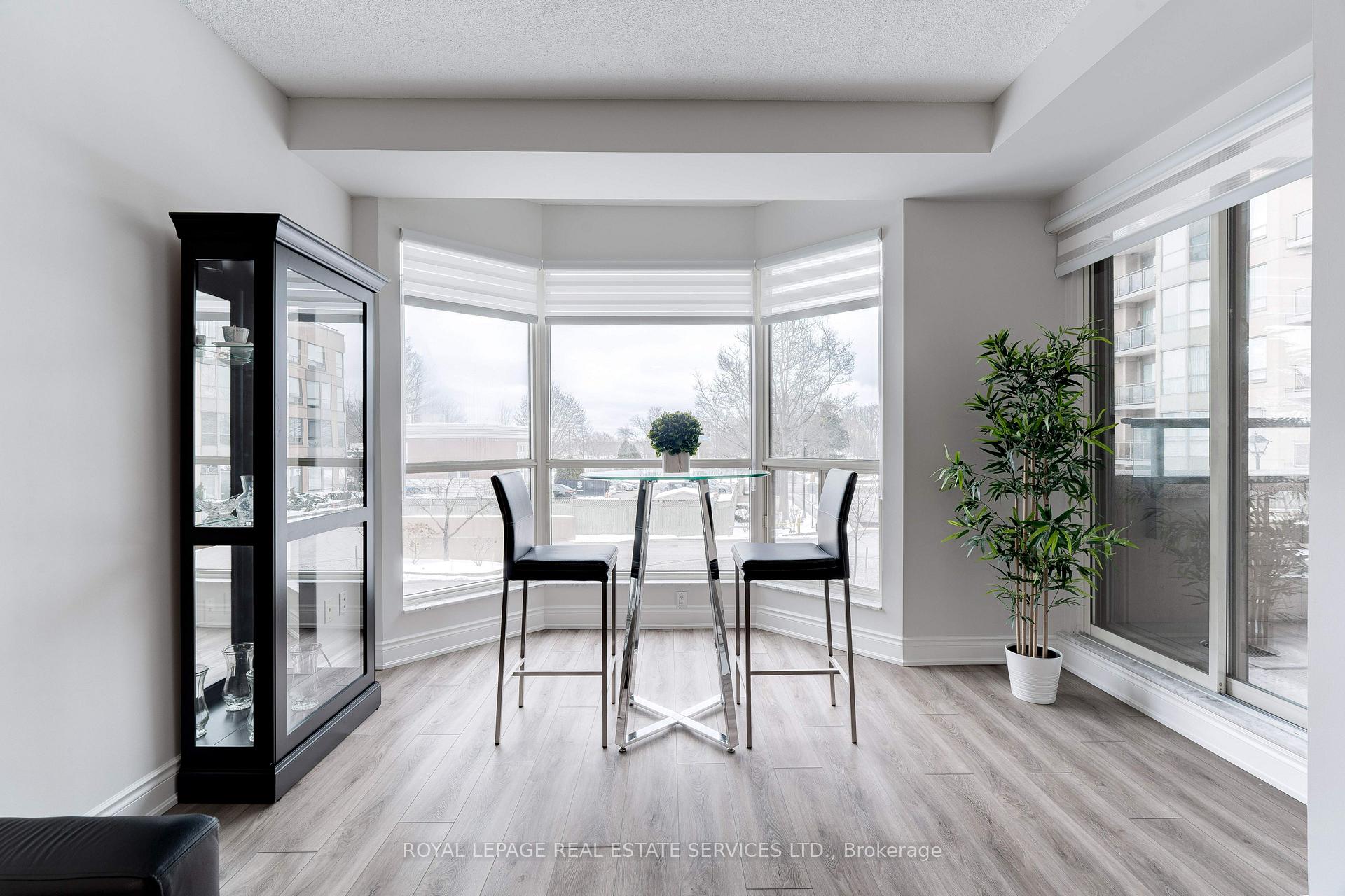 2 Bedrooms Condo at 2511 Lakeshore,  Oakville For sale