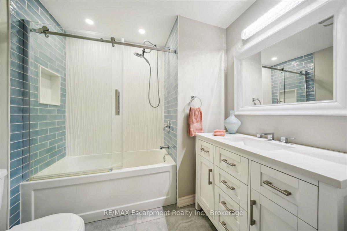 3 Bedrooms Condo at 779 Hyde,  Burlington For sale
