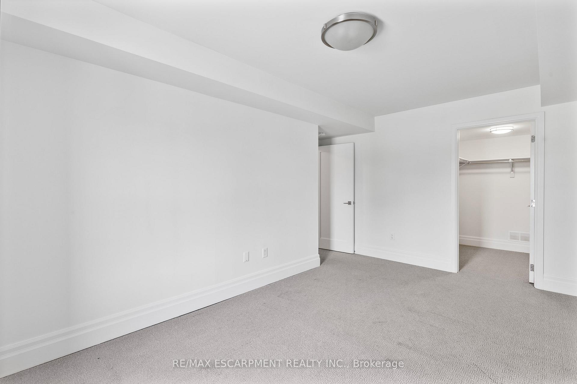 2 Bedrooms Condo at 760 Lakeshore, Mississauga For sale