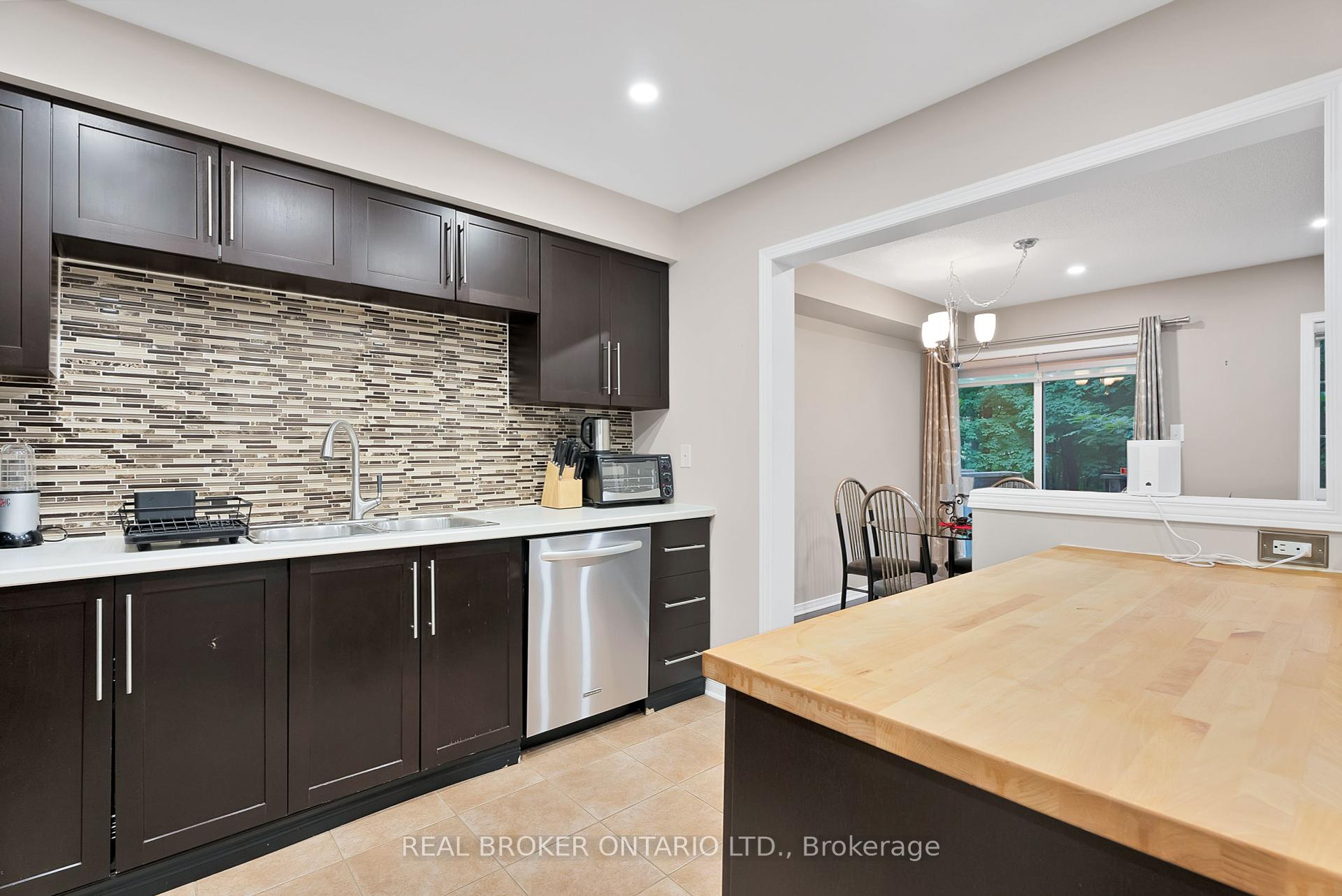 3 Bedrooms Condo at 7360 Zinnia, Mississauga For sale