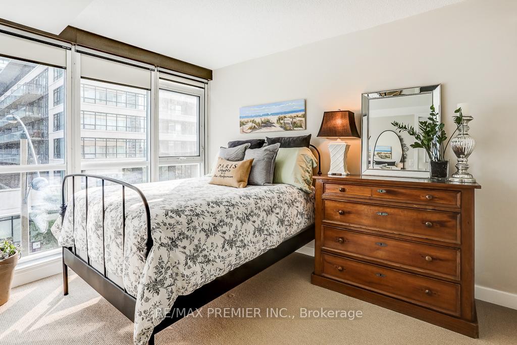 2 Bedrooms Condo at 10 Capreol, Toronto For sale