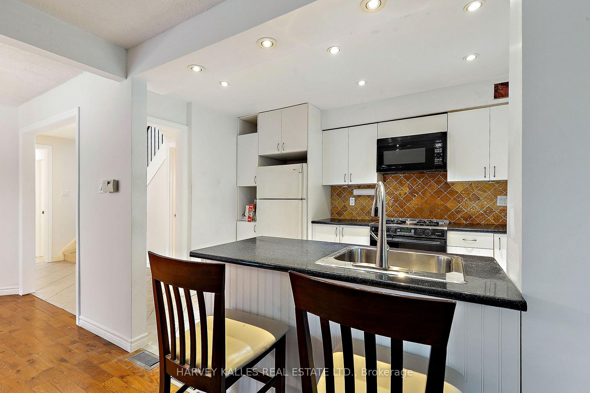 3 Bedrooms Condo at 2020 South Millway, Mississauga For sale
