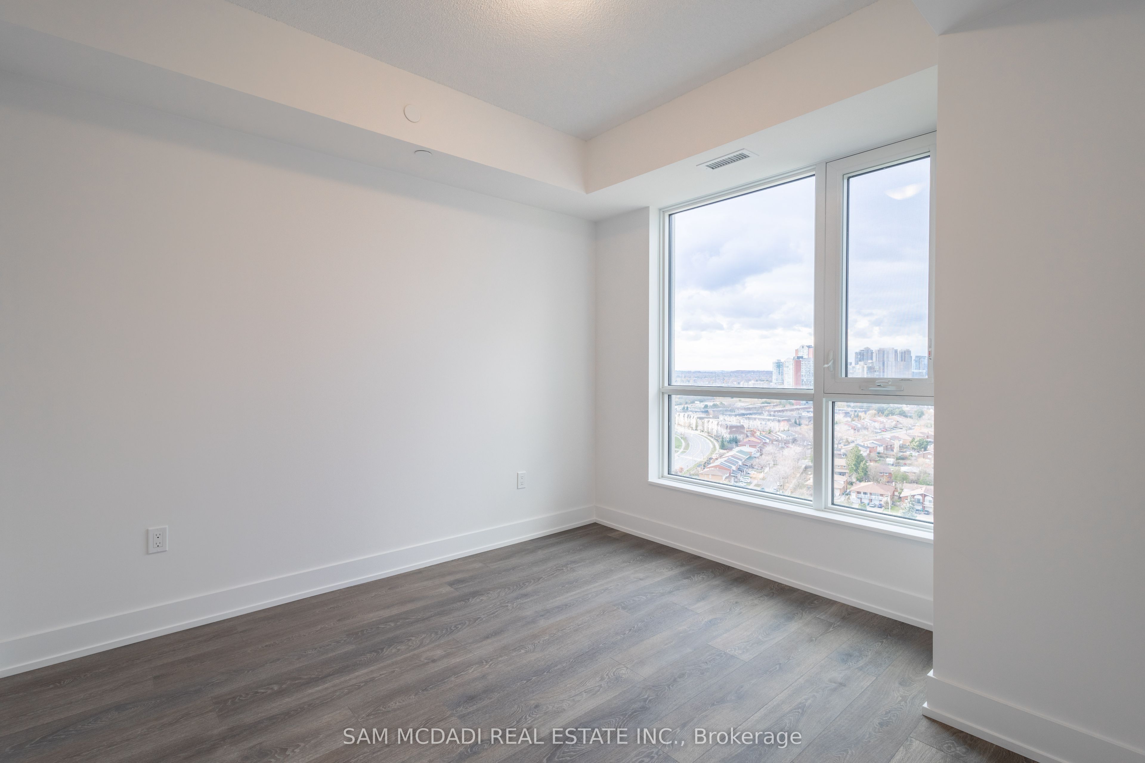 202 Burnhamthorpe Road E, #2004
