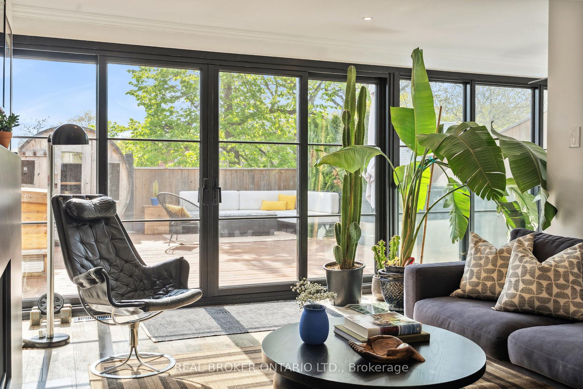 2 Bedrooms Condo at 300 Avenue, Toronto For sale