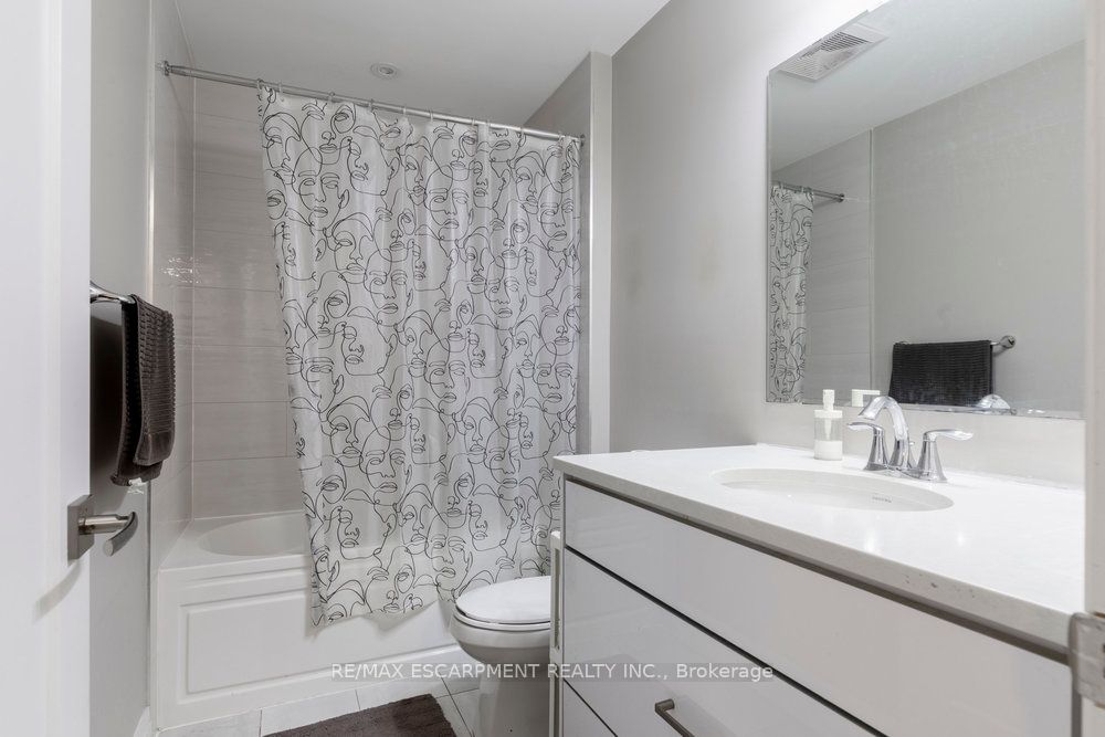 95 Dundas Street W, #003
