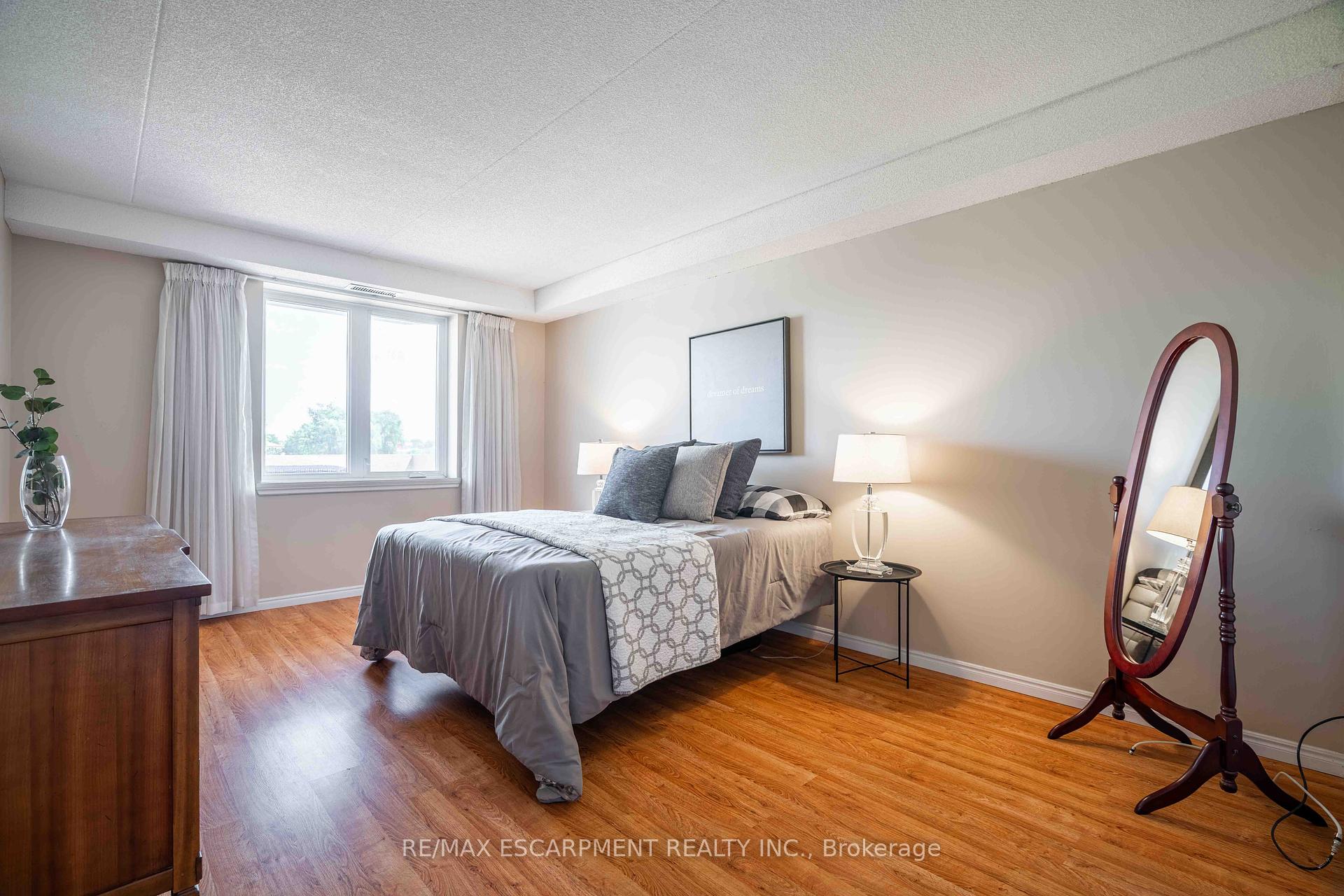 2 Bedrooms Condo at 416 Limeridge, Hamilton For sale