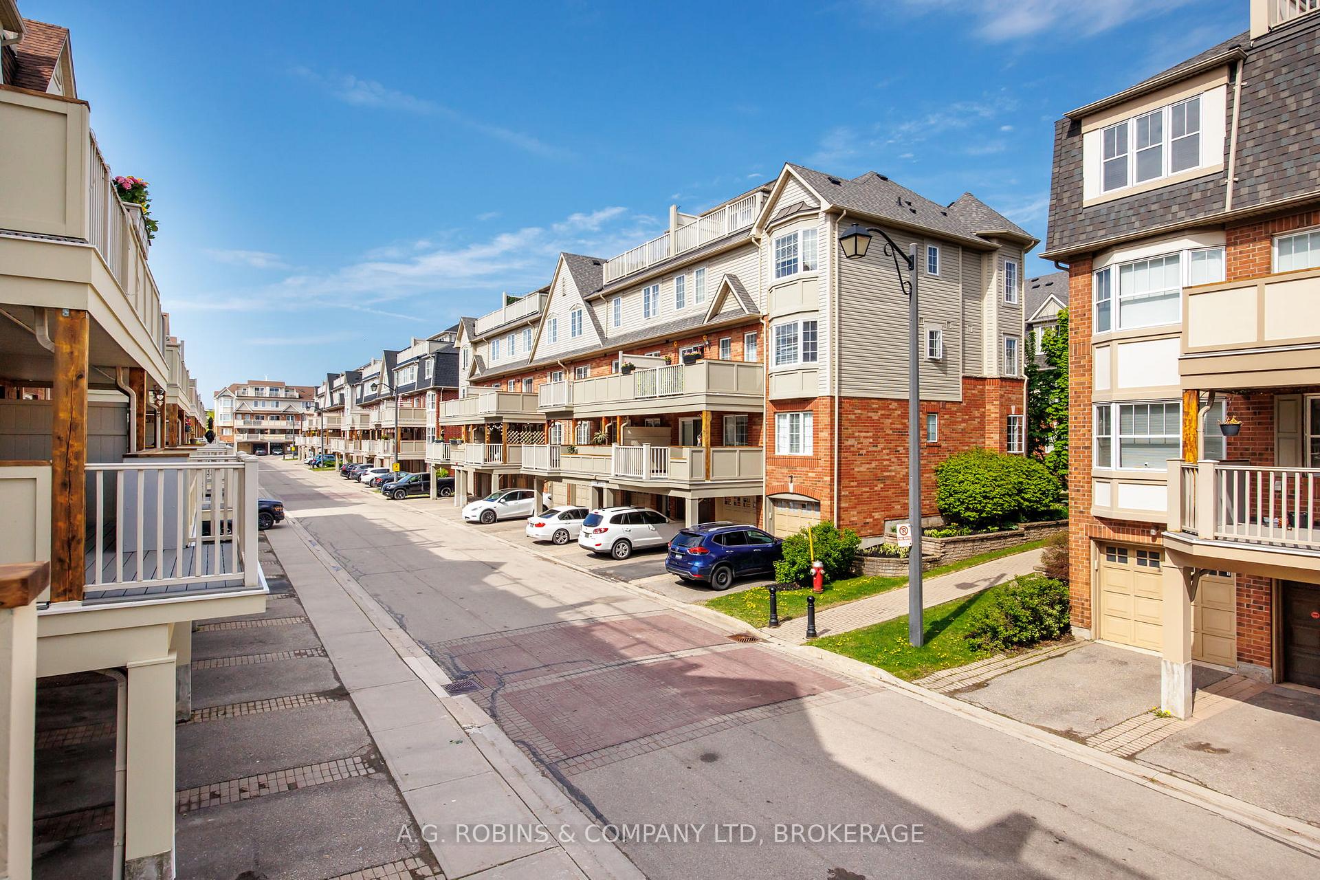3 Bedrooms Condo at 595 Dundas, Mississauga For sale