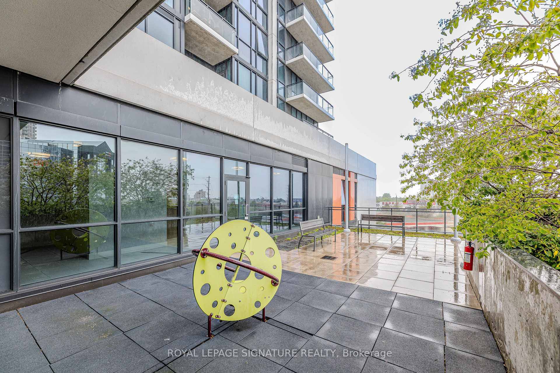 2 Bedrooms Condo at 55 Eglinton, Mississauga For sale