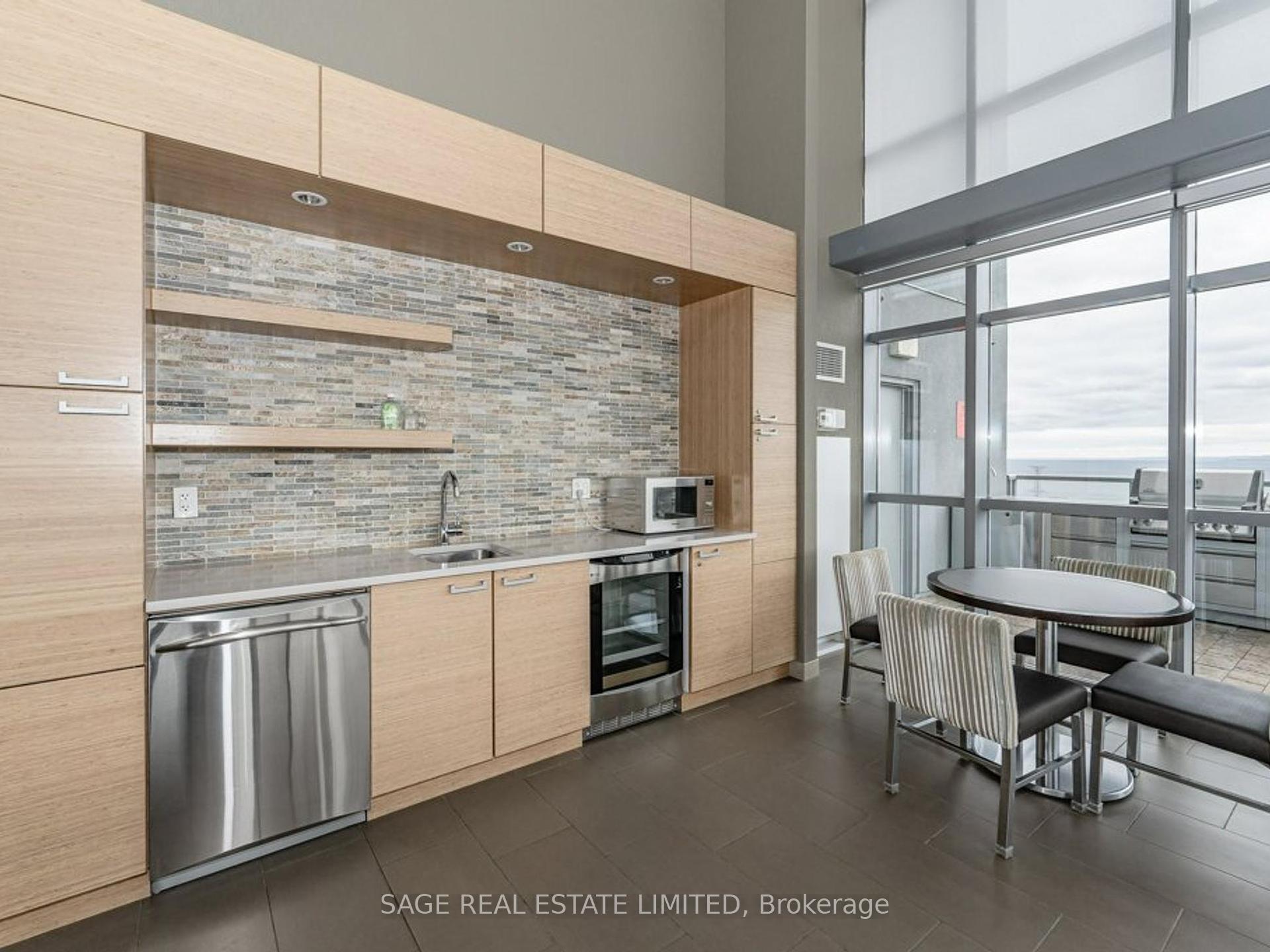 2 Bedrooms Condo at 551 Maple, Burlington For sale