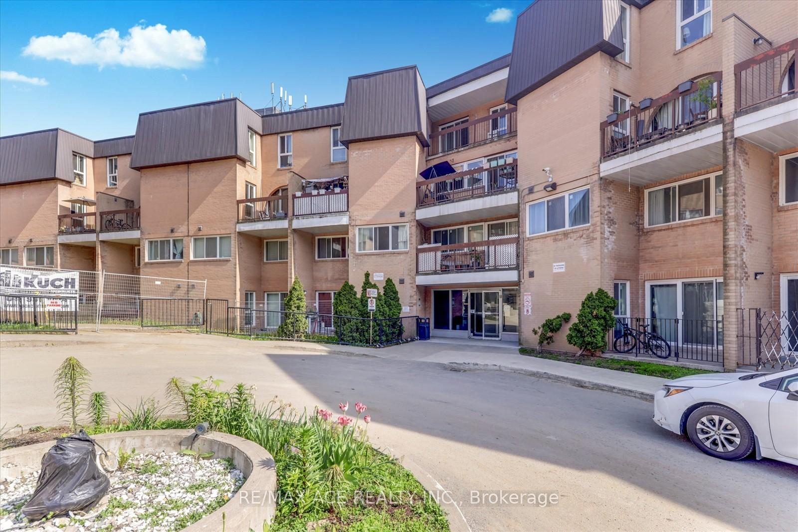3 Bedrooms Condo at 100 Mornelle, Toronto For sale