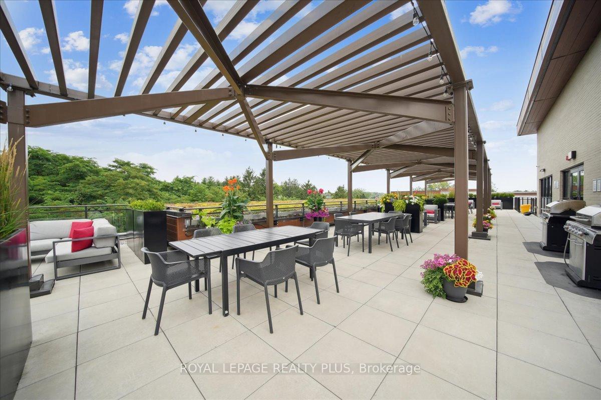 3 Bedrooms Condo at 1575 Lakeshore, Mississauga For sale