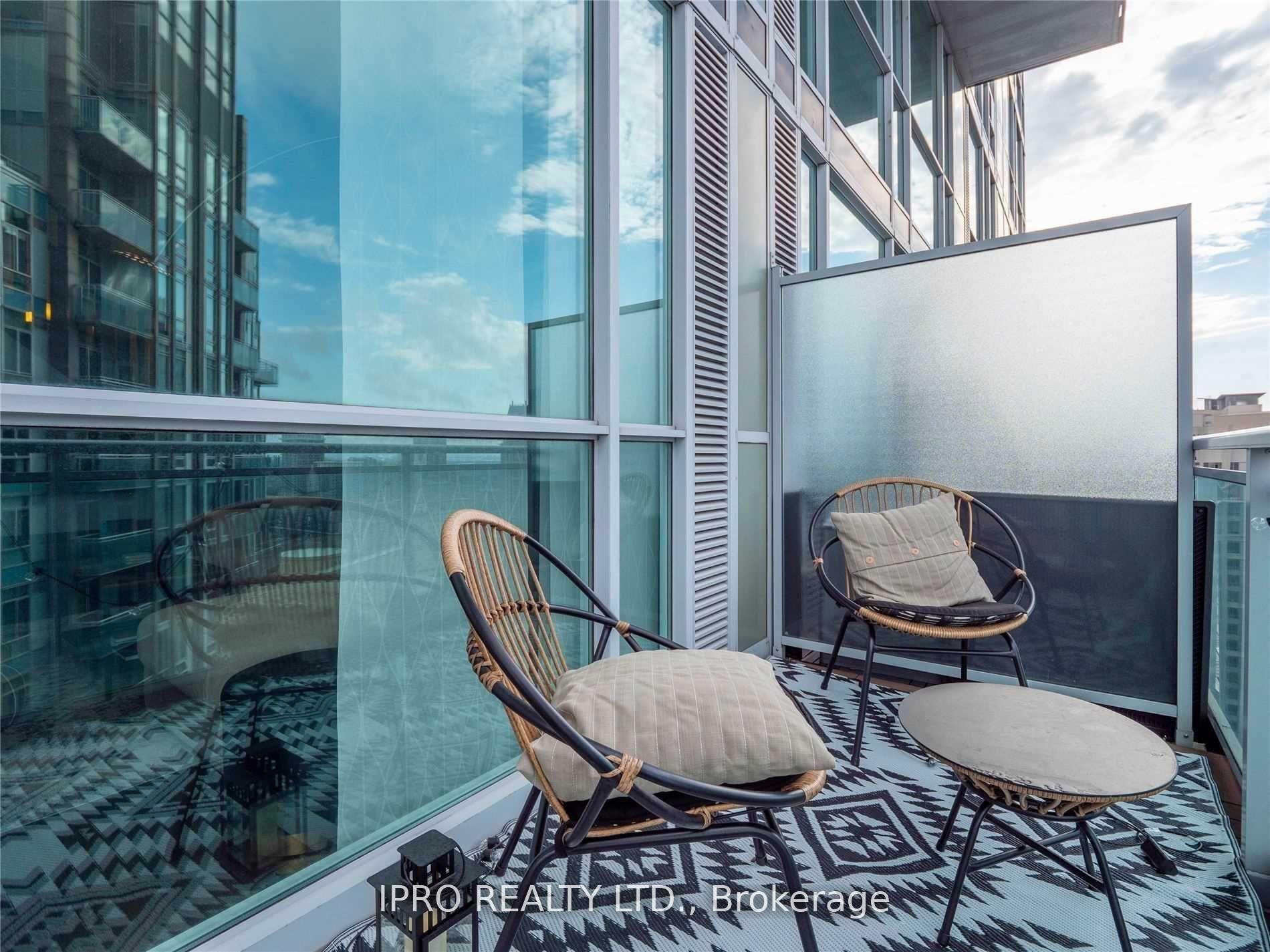 2 Bedrooms Condo at 223 Webb, Mississauga For sale