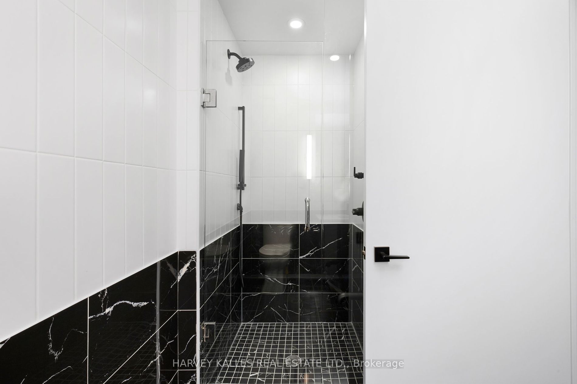 327 King Street W 4504