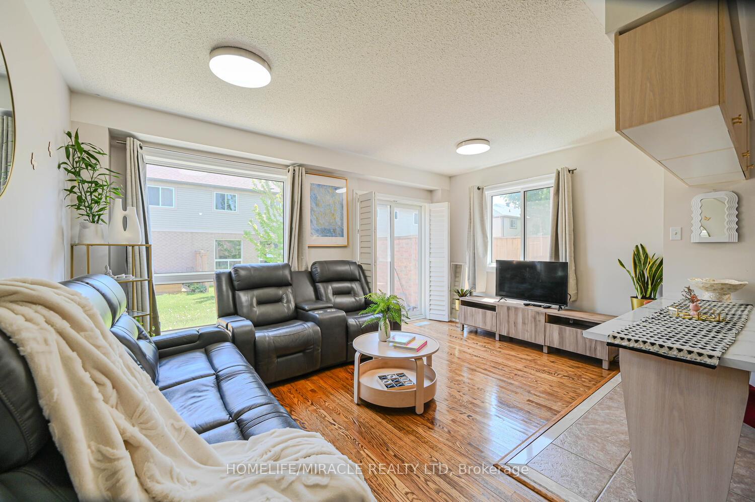 2 Bedrooms Condo at 5255 Guildwood, Mississauga For sale