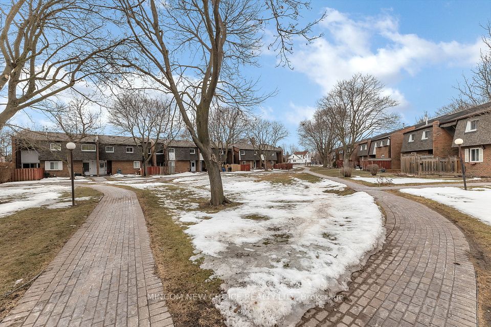 Unit Faces into Common Area