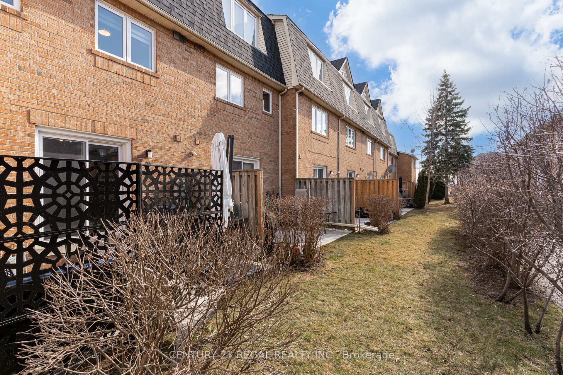 3 Bedrooms Condo at 45 Bristol, Mississauga For sale