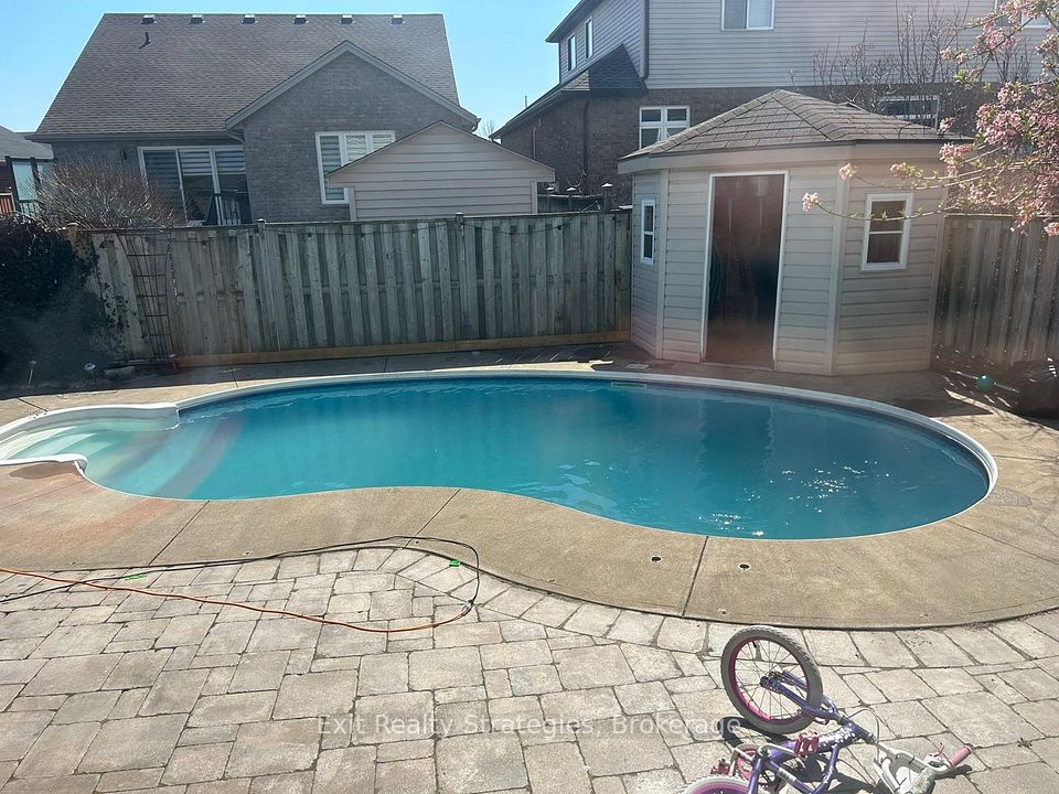 18 Briarwood Drive, St. Catharines, ON L2S 4A7