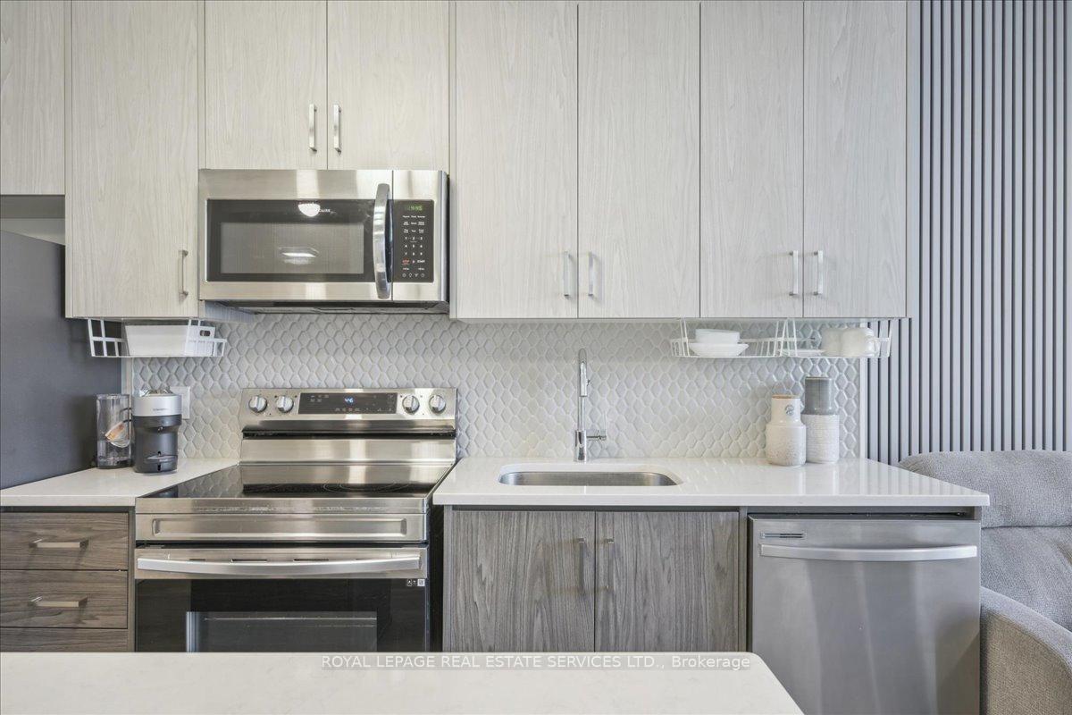 2 Bedrooms Condo at 95 DUNDAS, Oakville For sale